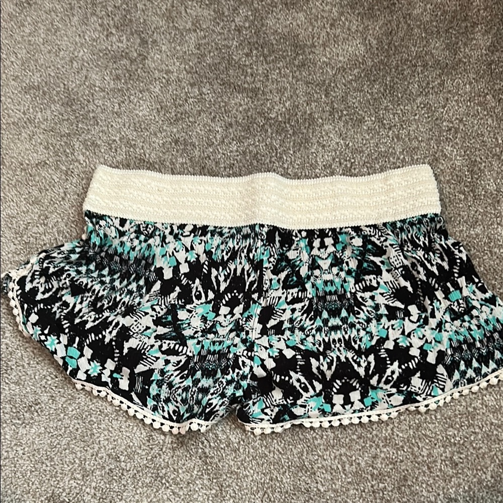 No Boundaries Juniors Black and Green Patterned Pull-on Shorts - Picture 3 of 3